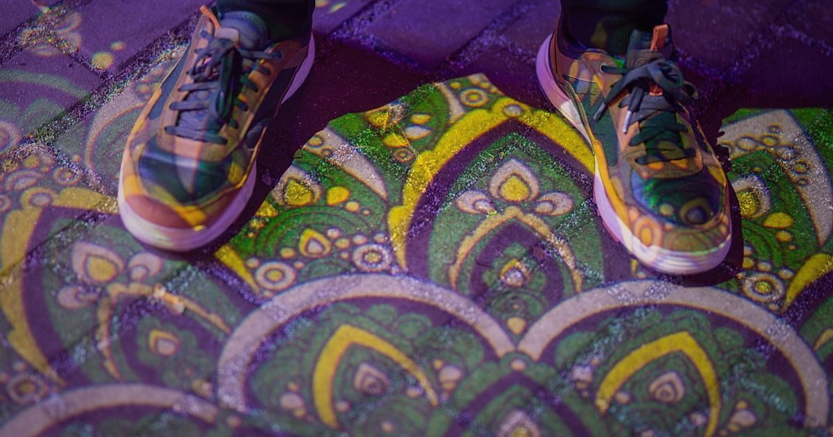 Çocuk Ayakkabısı Tedarikçisi Bulma ve Doğrulama Rehberi 2026 - close-up of child's foot trying on a colorful sneaker