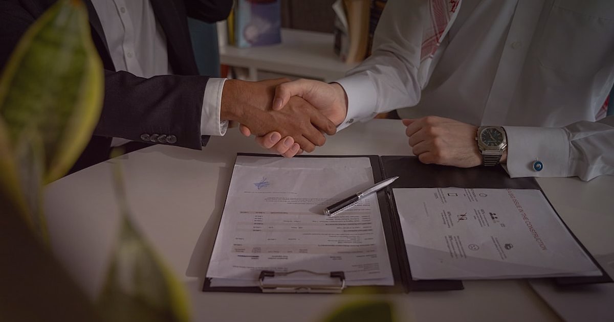 Çocuk Ayakkabısı Tedarikçisi Bulma ve Doğrulama Rehberi 2026 - handshake over a contract document with pen and currency