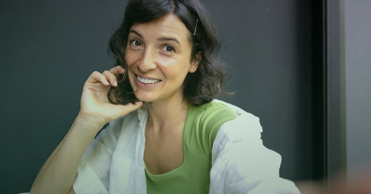Çocuk Ayakkabısı Tedarikçisi Bulma ve Doğrulama Rehberi 2026 - smiling customer service representative on the phone with a headset