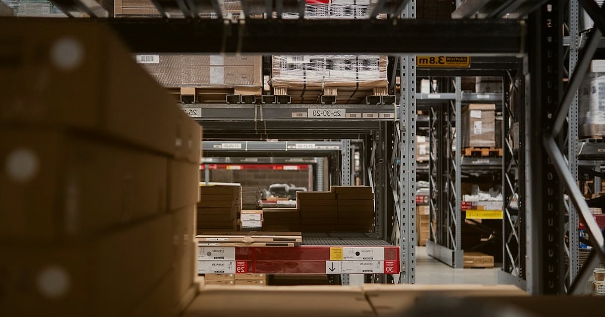 Çocuk Ayakkabısı Tedarikçisi Bulma ve Doğrulama Rehberi 2026 - organized shelves filled with various shoe boxes in a warehouse