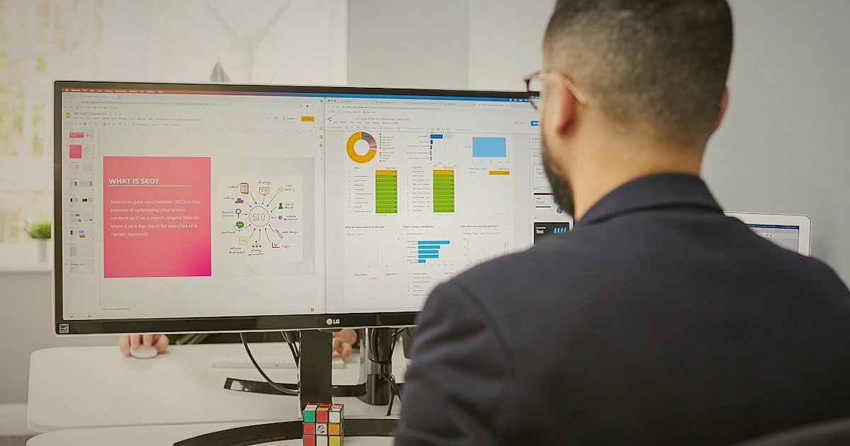 Çoklu Pazaryeri Stok Senkronizasyonu: 2026'da E-Ticarette Verimlilik Zirvesi - manager analyzing inventory dashboard multiple screens