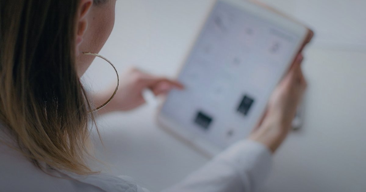 Çoklu Pazaryeri Stok Senkronizasyonu: 2026'da E-Ticarette Verimlilik Zirvesi - person using tablet to manage inventory across multiple apps
