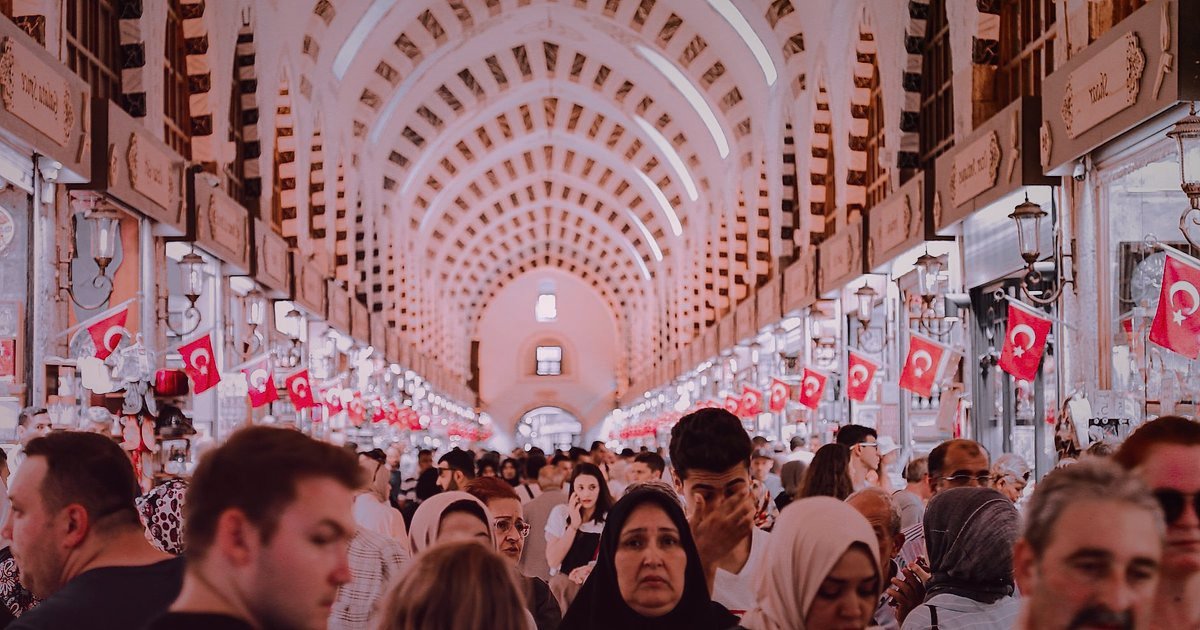 Çoklu Pazaryeri Stok Senkronizasyonu: 2026'da E-Ticarette Verimlilik Zirvesi - Turkish flag superimposed on a marketplace dashboard