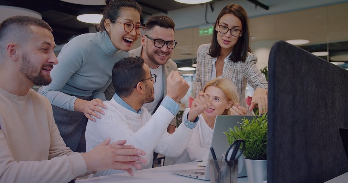 Depo Yönetimi ve Stok Takip Sistemleri 2026: E-Ticarette Verimlilik Zirvesi - diverse group of people happily using laptops and tablets in a modern office
