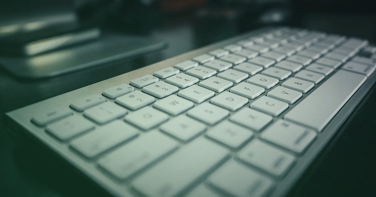 Dijital Pazarlama Başarı Stratejileri 2026: Gelirinizi Katlayın! - person writing blog post on laptop keyboard desk