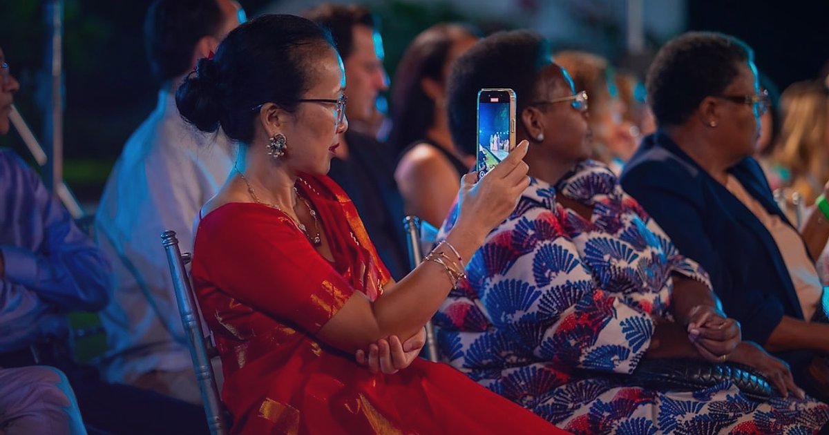 Dijital Pazarlama Başarı Stratejileri 2026: Gelirinizi Katlayın! - diverse group watching video on smartphone excited expressions