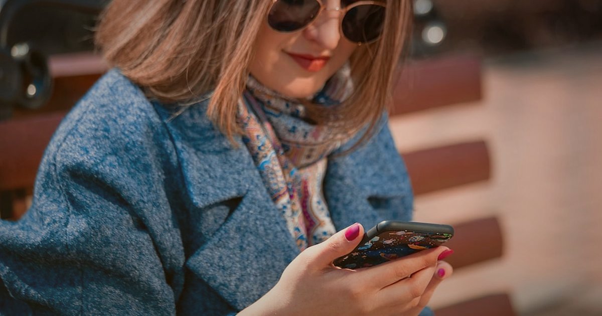 Dijital Pazarlama Başarı Stratejileri 2026: Gelirinizi Katlayın! - person using smartphone browsing social media shopping feed