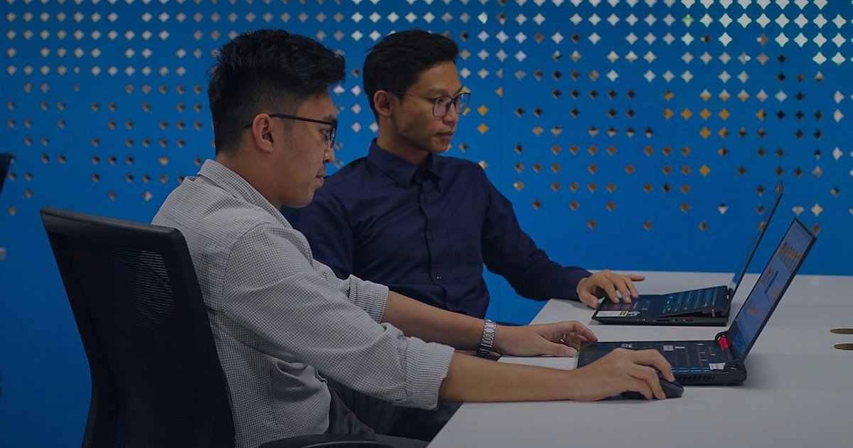 Dijital Pazarlama Başarı Stratejileri 2026: Gelirinizi Katlayın! - team collaborating around computer analytics dashboard