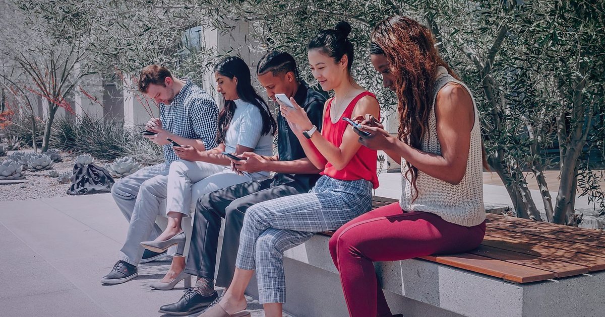 Dijital Pazarlama Başarı Stratejileri 2026: Gelirinizi Katlayın! - diverse group of people interacting in a vibrant online forum