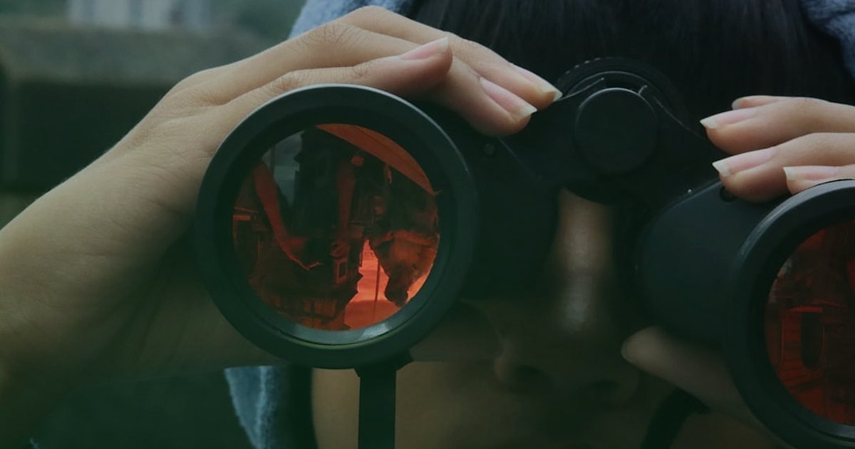 Dijital Pazarlama Başarı Stratejileri 2026: Gelirinizi Katlayın! - person using a magnifying glass to inspect code on a screen
