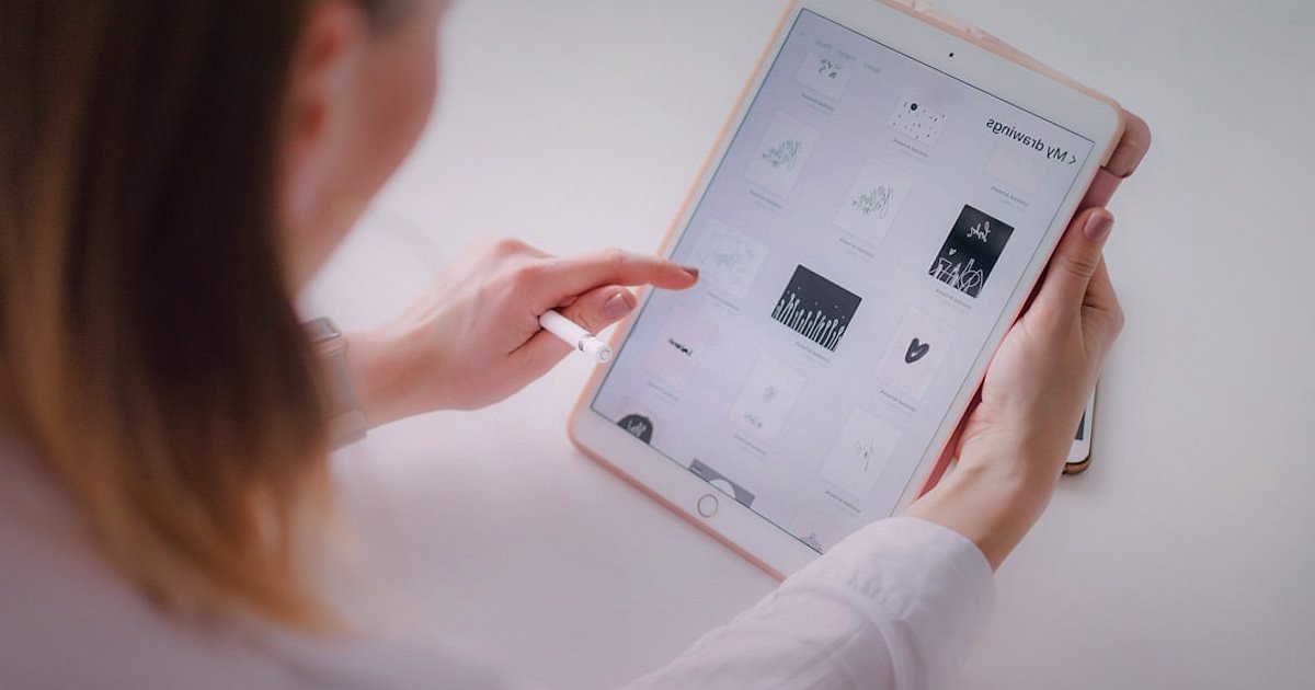 Dijital Pazarlama Geleceği 2026: Yapay Zeka ve Veri Odaklı Stratejiler - person reading interactive digital magazine on tablet