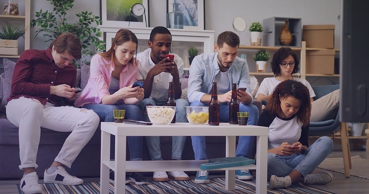 Dijital Pazarlama Geleceği 2026: Yapay Zeka ve Veri Odaklı Stratejiler - diverse group of friends interacting on social media app