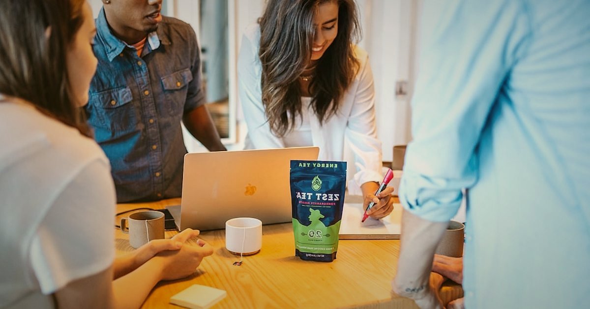 Dijital Pazarlama Trendleri 2026: Rekabette Öne Çıkmanın Yeni Yolları - diverse group of people interacting with personalized digital interfaces