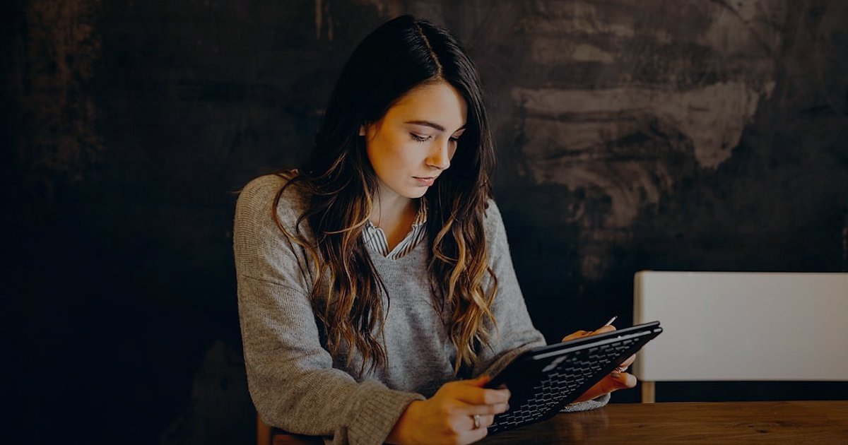 Dijital Pazarlama Trendleri 2026: Rekabette Öne Çıkmanın Yeni Yolları - person carefully reviewing privacy policy document on tablet
