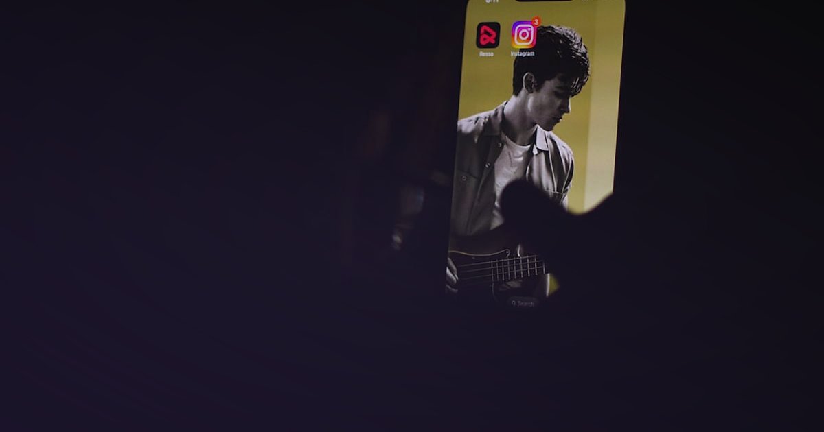 Dijital Pazarlama Trendleri 2026: Rekabette Öne Çıkmanın Yeni Yolları - dynamic montage of short-form video clips on mobile screen