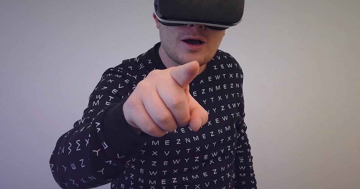 Dijital Pazarlama Trendleri 2026: Rekabette Öne Çıkmanın Yeni Yolları - person wearing VR headset interacting with a virtual product display