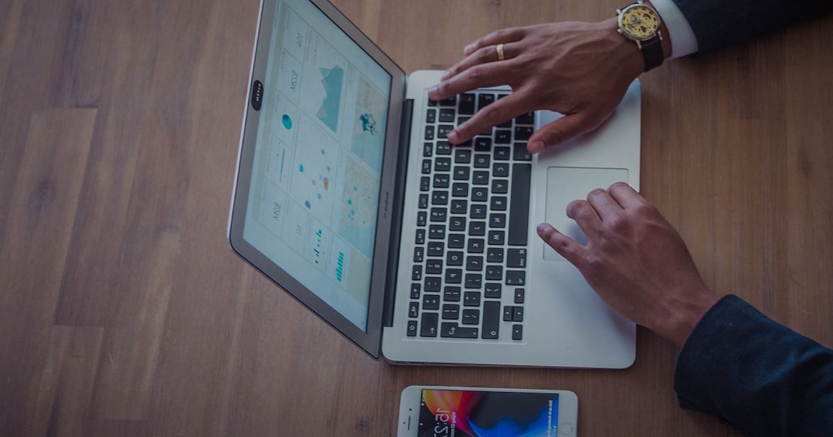 Dropshipping 2026: Hatalardan Kaçının, Başarıya Ulaşın! Kapsamlı Rehber - person analyzing social media marketing data on a laptop