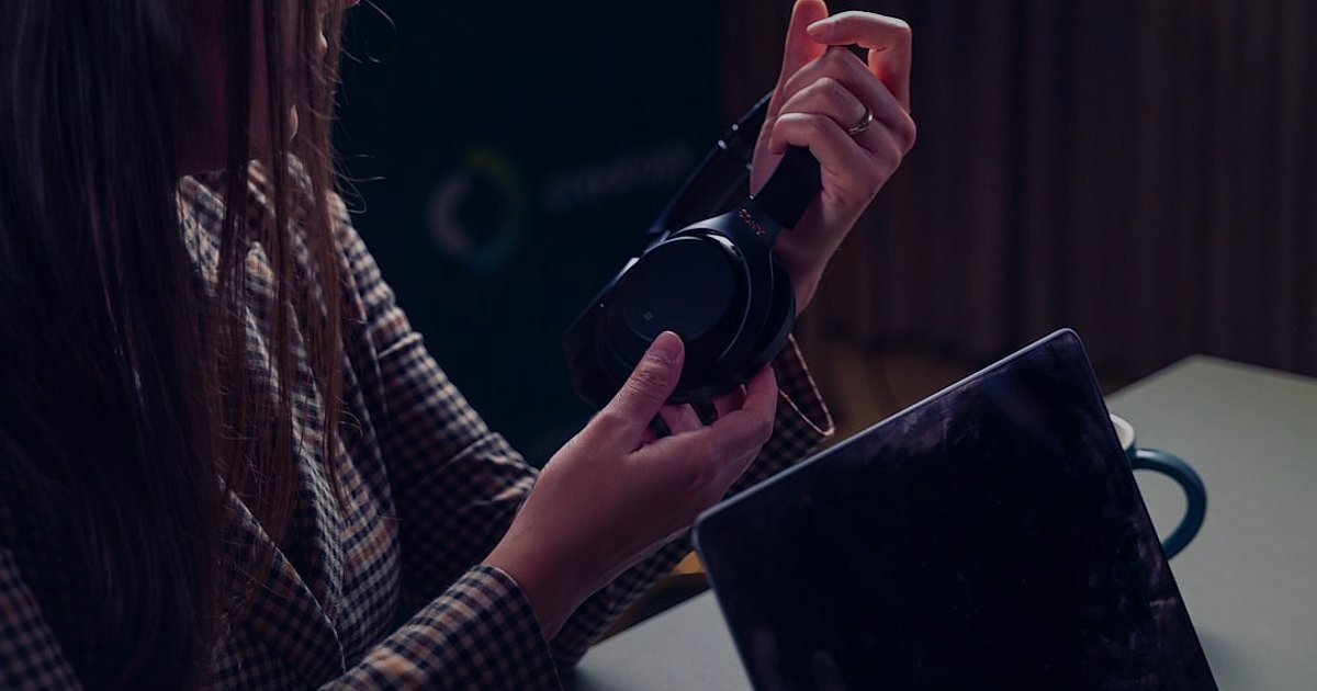 Dropshipping 2026: Hatalardan Kaçının, Başarıya Ulaşın! Kapsamlı Rehber - customer support agent wearing headset talking on phone with laptop