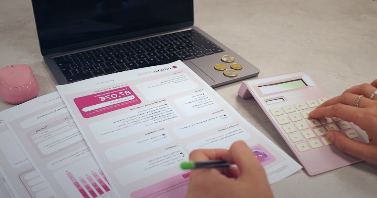 Dropshipping 2026: Hatalardan Kaçının, Başarıya Ulaşın! Kapsamlı Rehber - person's hands holding calculator and pen, looking at financial statements