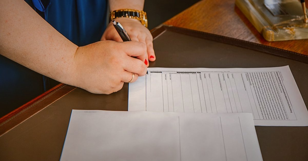 Dropshipping 2026: Hatalardan Kaçının, Başarıya Ulaşın! Kapsamlı Rehber - person reviewing legal documents and tax forms on a desk