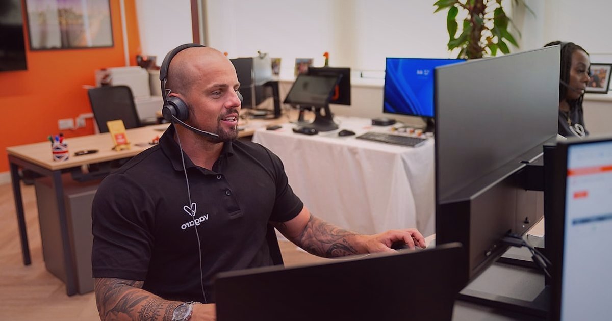 Dropshipping 2026: İleri Seviye Stratejilerle Kârınızı Maksimize Edin! - customer support agent smiling headset talking