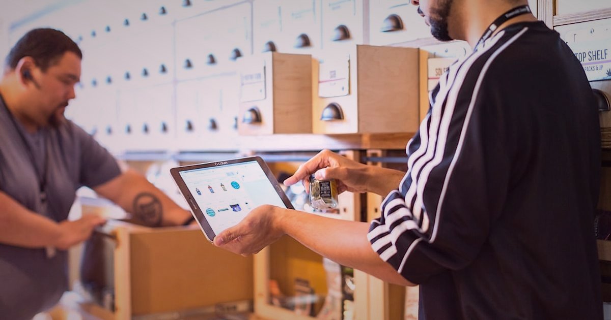 Dropshipping 2026: İleri Seviye Stratejilerle Kârınızı Maksimize Edin! - warehouse manager checking inventory tablet device