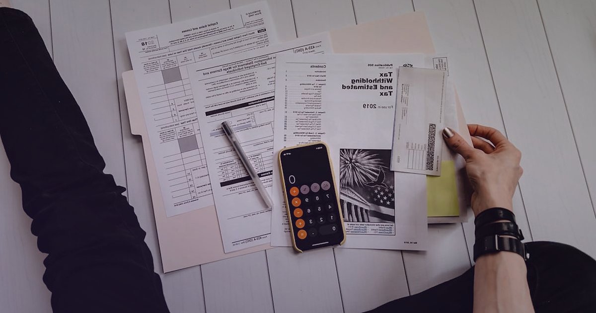 Dropshipping 2026: İleri Seviye Stratejilerle Kârınızı Maksimize Edin! - person calculating on calculator financial documents