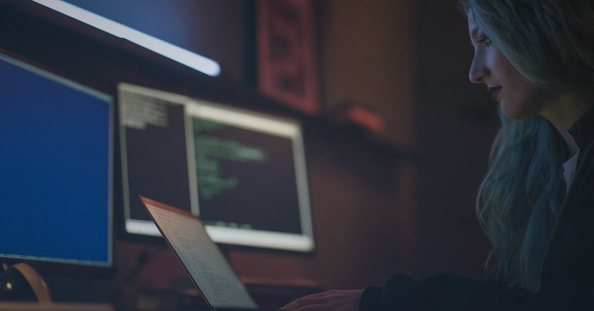 Dropshipping 2026: İleri Seviye Stratejilerle Kârınızı Maksimize Edin! - programmer working on multiple computer screens code