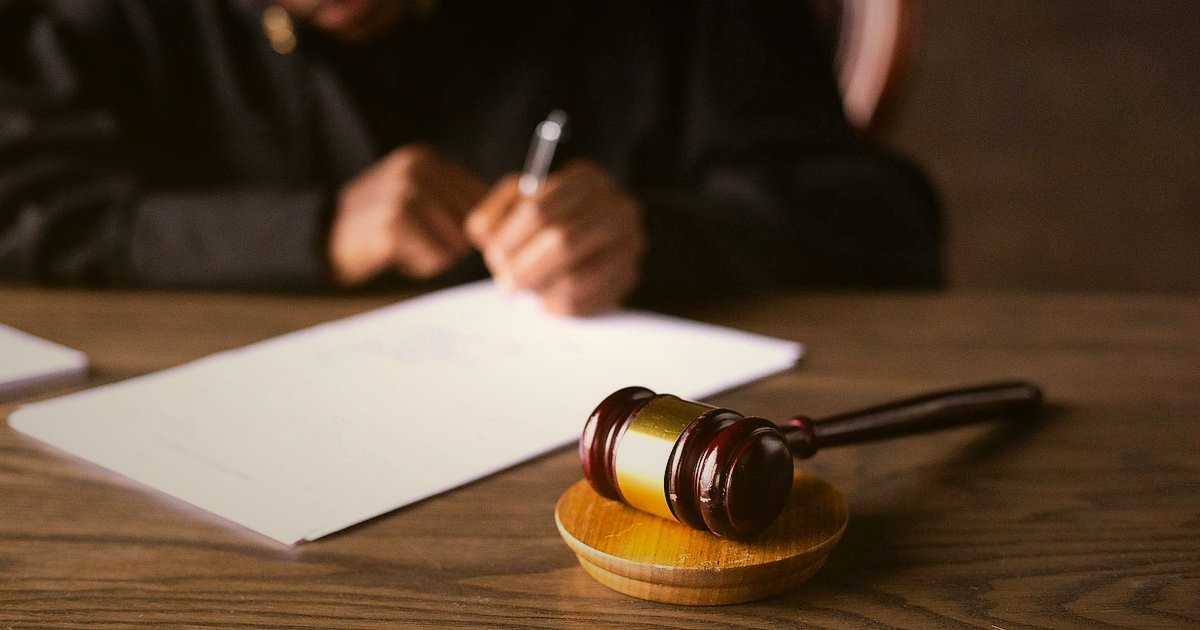 Dropshipping 2026: İleri Seviye Stratejilerle Kârınızı Maksimize Edin! - gavel on legal documents desk