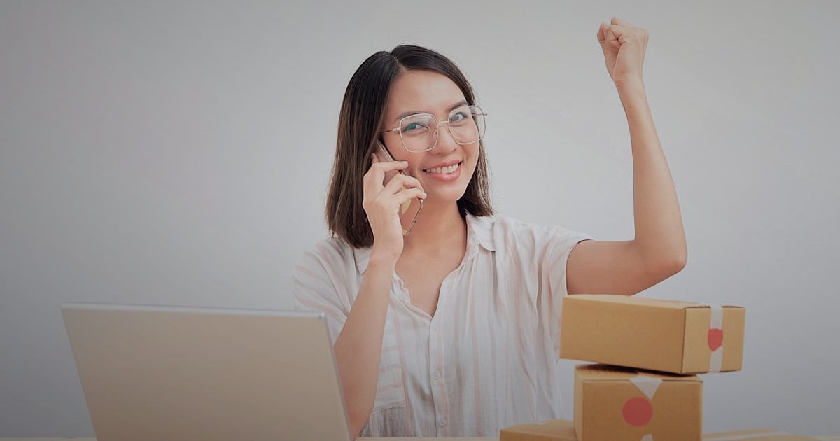 Dropshipping 2026: Karlı Başlangıçtan Pazar Liderliğine Uzanan Yol - happy customer unboxing product smiling