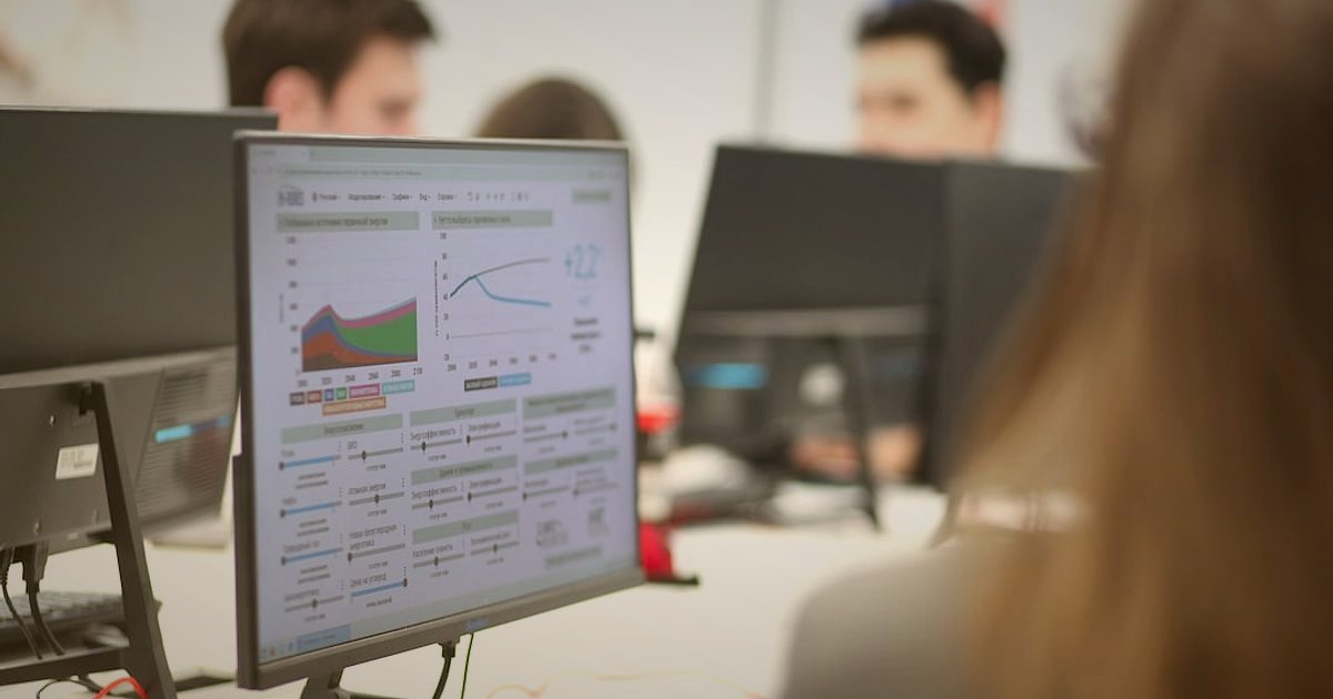 Dropshipping 2026: Karlı Başlangıçtan Pazar Liderliğine Uzanan Yol - person analyzing graphs charts on computer screen