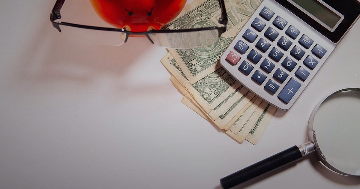 Dropshipping 2026: Karlı Başlangıçtan Pazar Liderliğine Uzanan Yol - legal documents magnifying glass financial calculator