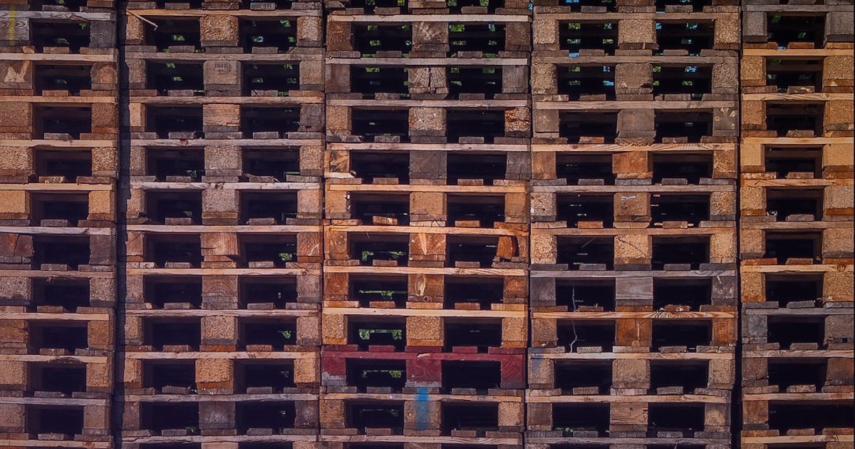 Dropshipping 2026: Karlılığı Maksimize Eden İleri Seviye Stratejiler - warehouse worker scanning QR codes on pallets