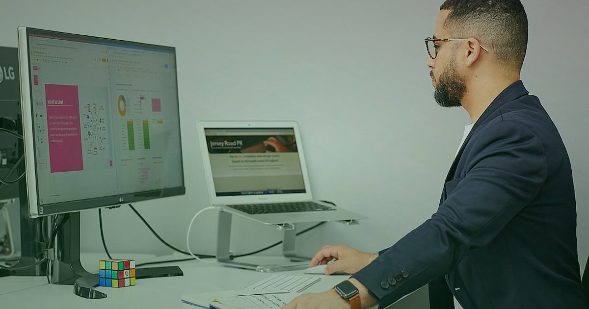 Dropshipping 2026: Karlılığı Maksimize Eden İleri Seviye Stratejiler - person analyzing graphs on multiple computer screens