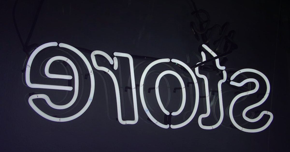 Dropshipping 2026: Karlılığı Maksimize Eden İleri Seviye Stratejiler - modern storefront with illuminated logo and clean signage