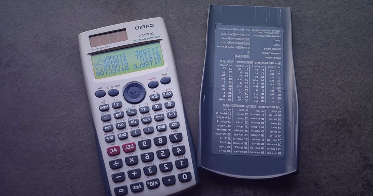 Dropshipping 2026: Karlılığı Maksimize Eden İleri Seviye Stratejiler - person calculating finances with calculator and spreadsheets