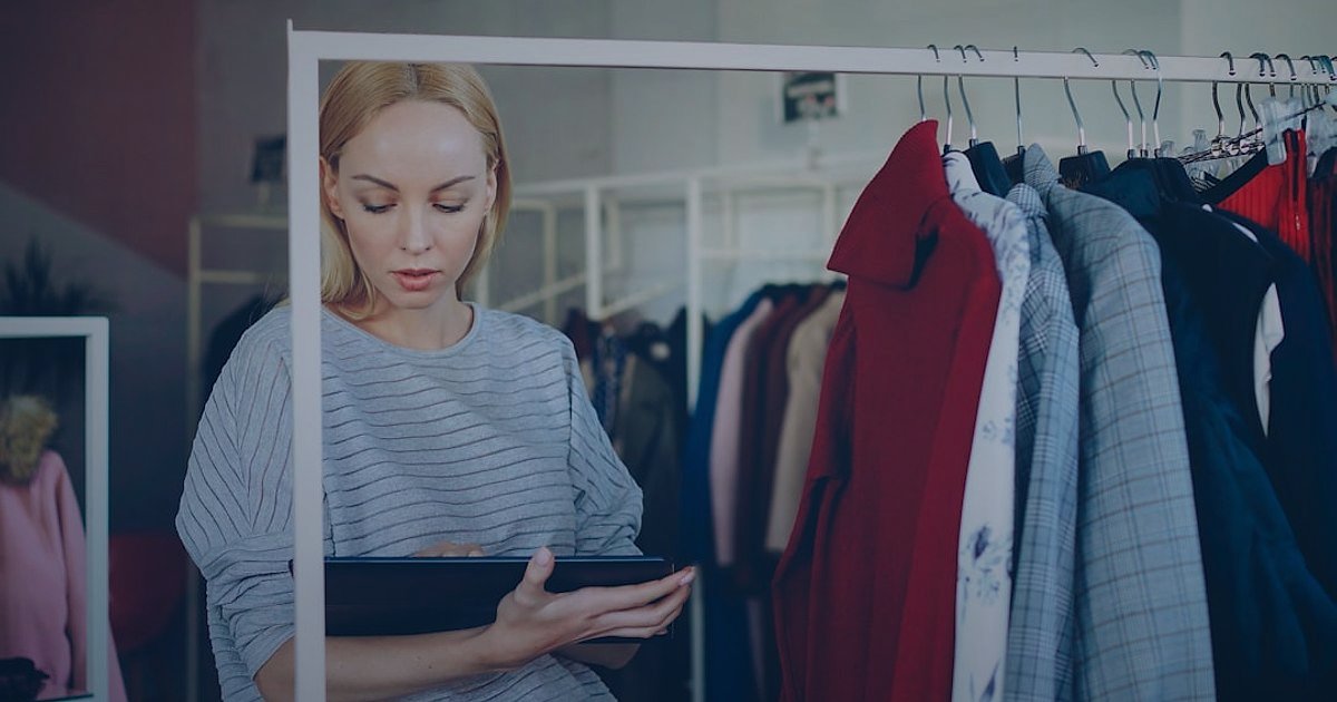 Dropshipping 2026: Kârlı Başlangıç Rehberi ve Gelecek Trendleri - Young woman browsing online store on tablet computer