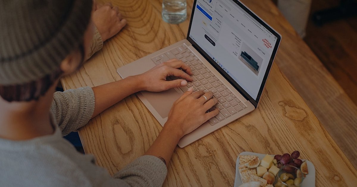 Dropshipping 2026: Kârlı Başlangıç Rehberi ve Gelecek Trendleri - Person setting up an online store on a laptop in a home office