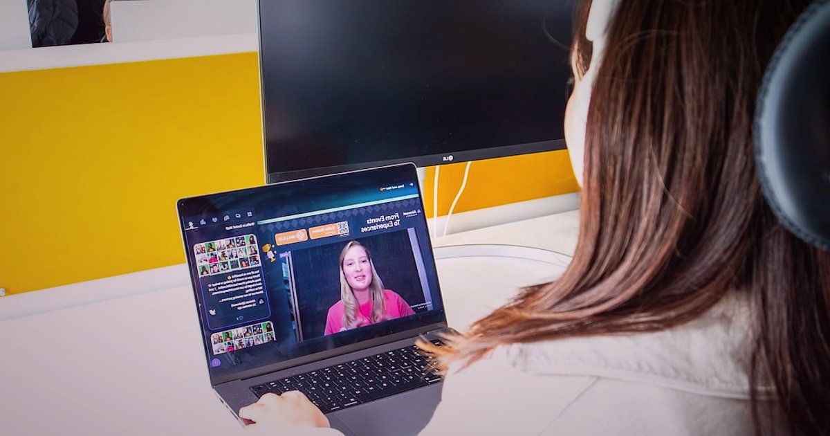 Dropshipping 2026: Kârlı Başlangıç Rehberi ve Gelecek Trendleri - Customer support representative assisting a client via video call