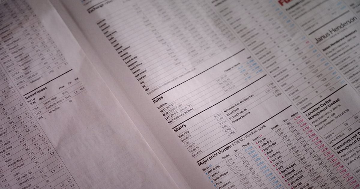 Dropshipping 2026: Kârlı Başlangıç Rehberi ve Gelecek Trendleri - Spreadsheet with financial data and charts on a desk