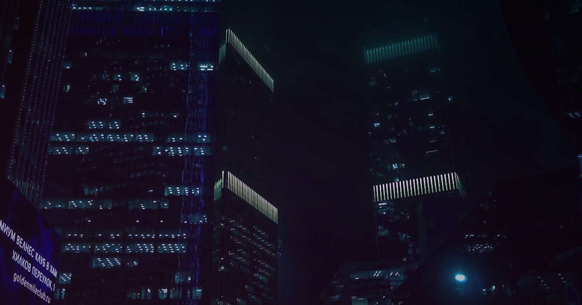 Dropshipping 2026: Kârlı Başlangıç Rehberi ve Gelecek Trendleri - Futuristic cityscape with flying drones and holographic displays