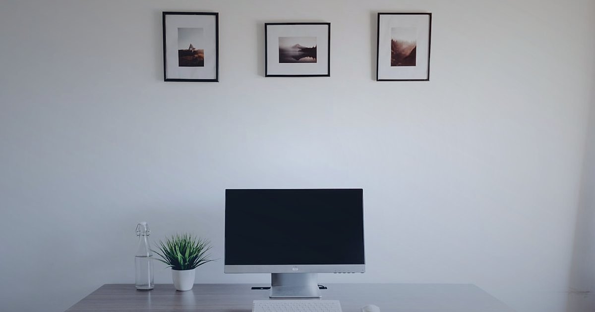 Dropshipping 2026: Sıfır Sermaye ile E-Ticaret Zirvesine Ulaşın! - minimalist setup desk with laptop and plant