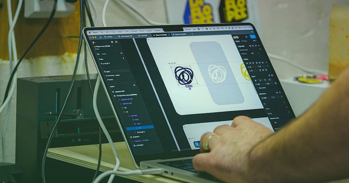 Dropshipping 2026: Sıfır Sermaye ile E-Ticaret Zirvesine Ulaşın! - person designing website on a computer screen
