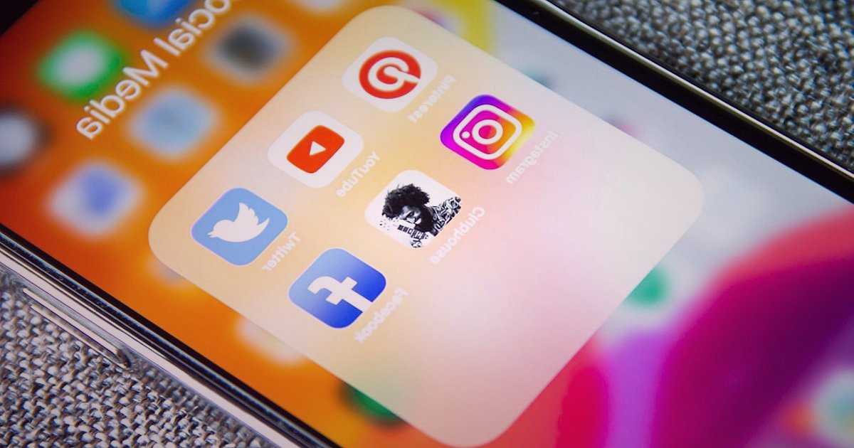 Dropshipping 2026: Sıfır Sermaye ile E-Ticaret Zirvesine Ulaşın! - colorful social media icons floating around a smartphone