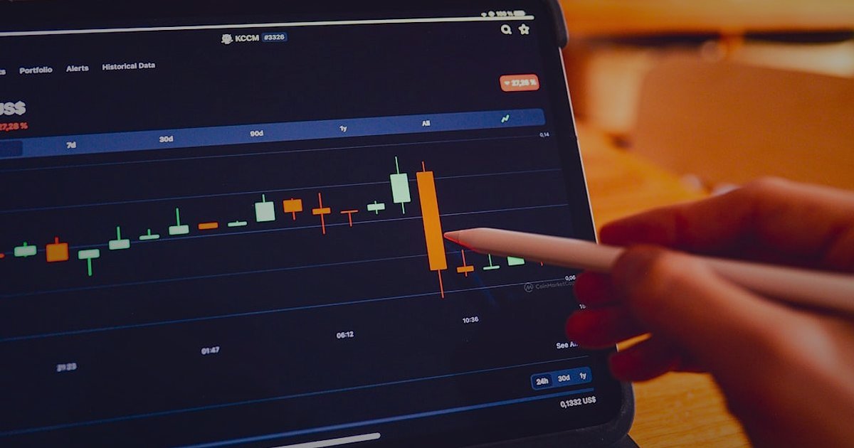 Dropshipping 2026: Sıfır Sermaye ile E-Ticaret Zirvesine Ulaşın! - person analyzing financial charts on a tablet