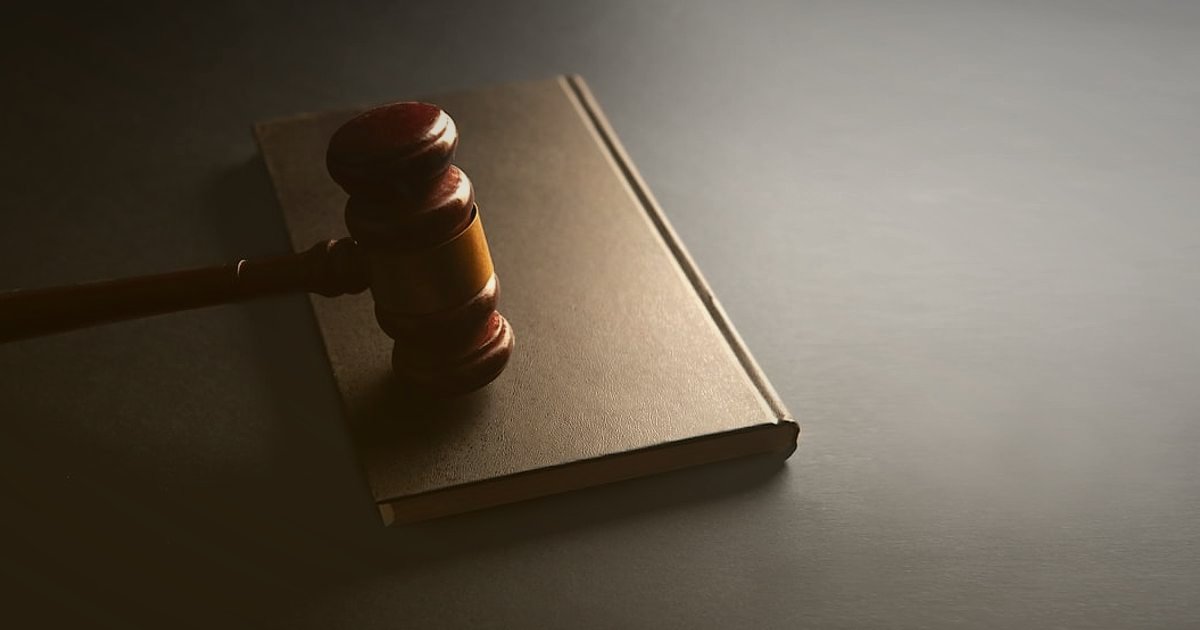 Dropshipping 2026: Sıfır Sermaye ile E-Ticaret Zirvesine Ulaşın! - gavel on a law book with a magnifying glass