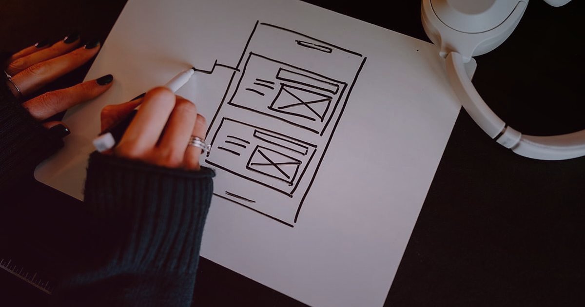 Dropshipping 2026: Sürdürülebilir Büyüme ve Otomasyonla Karlılığı Artırma - Person creating targeted ad campaigns on a digital marketing platform