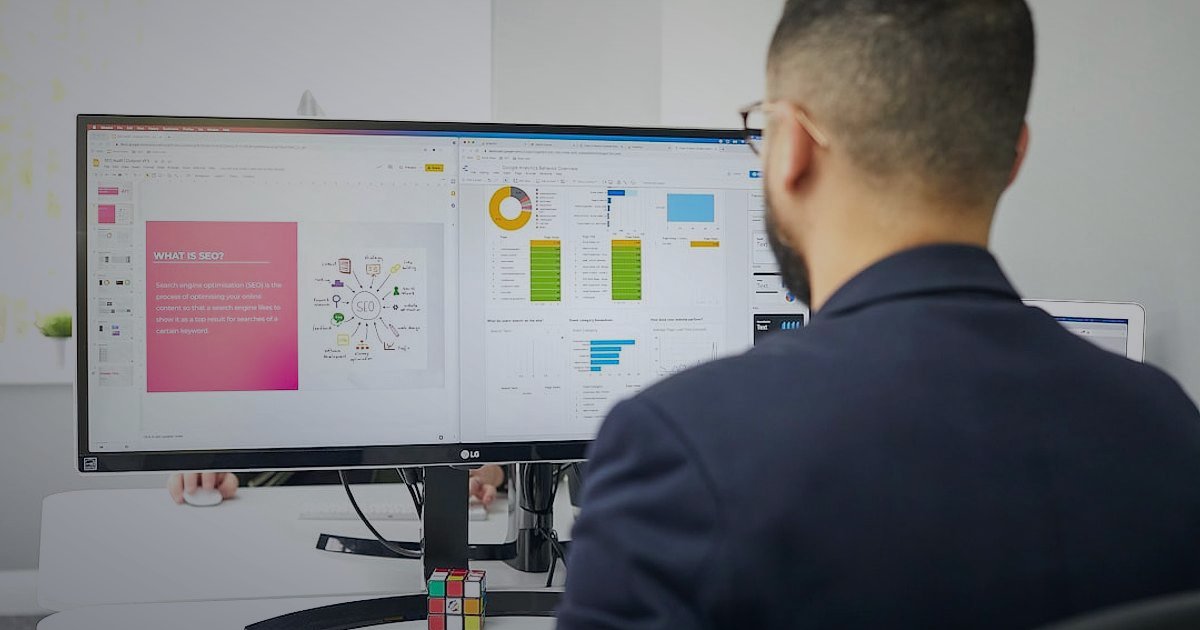 Dropshipping 2026: Sürdürülebilir Büyüme ve Otomasyonla Karlılığı Artırma - Financial analyst reviewing complex spreadsheets and graphs on a large monitor