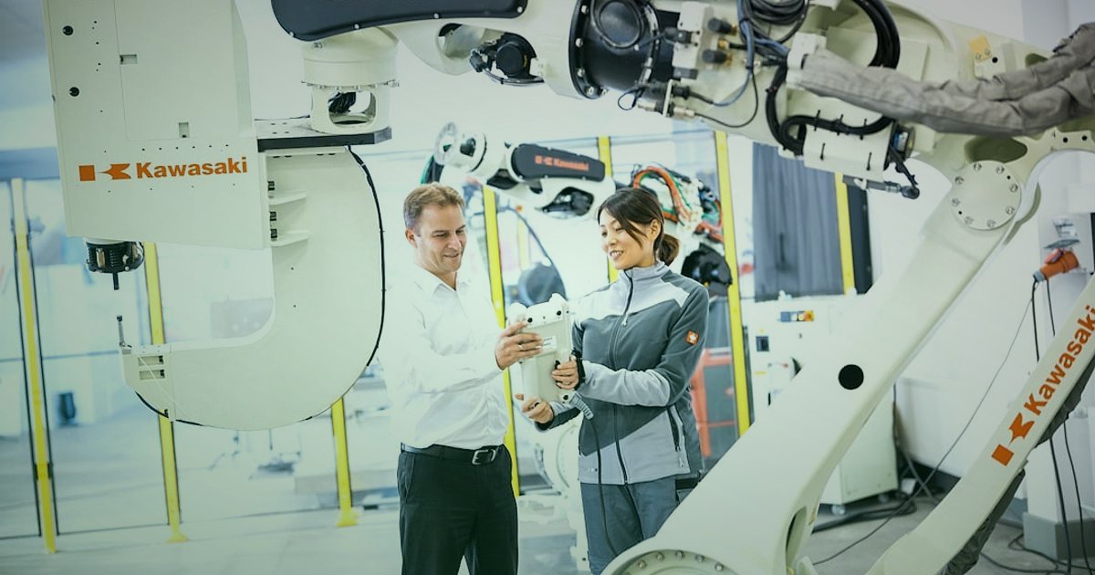 Dropshipping 2026: Sürdürülebilir Büyüme ve Otomasyonla Karlılığı Artırma - Warehouse manager overseeing automated robotic arms sorting packages