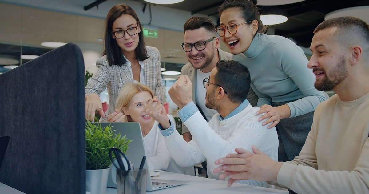 Dropshipping 2026: Sürdürülebilir Büyüme ve Otomasyonla Karlılığı Artırma - Diverse team celebrating success in a modern office environment